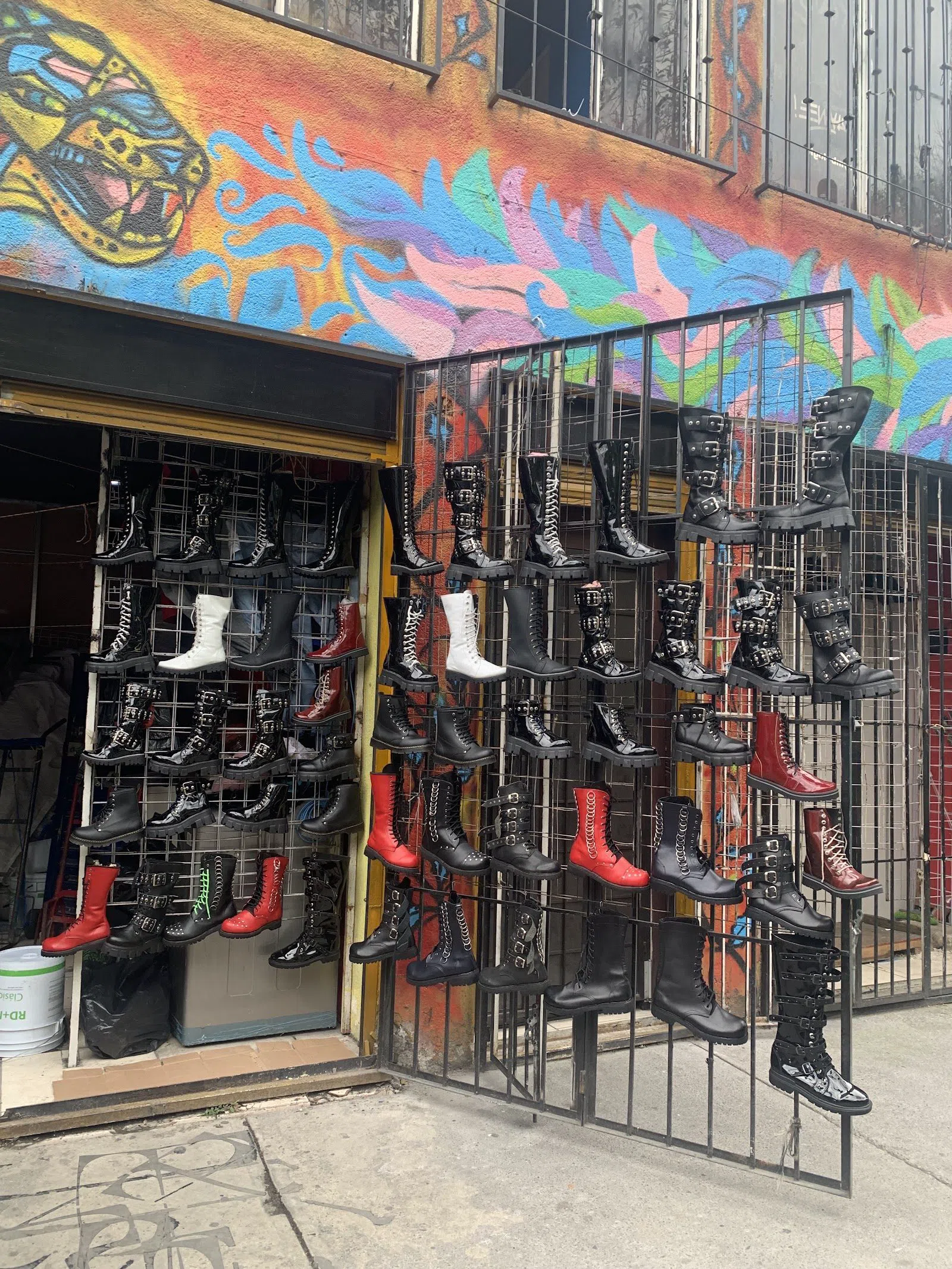 Più Alto della Tua Testa: Un Giorno Dentro i Tianguis di Città del Messico